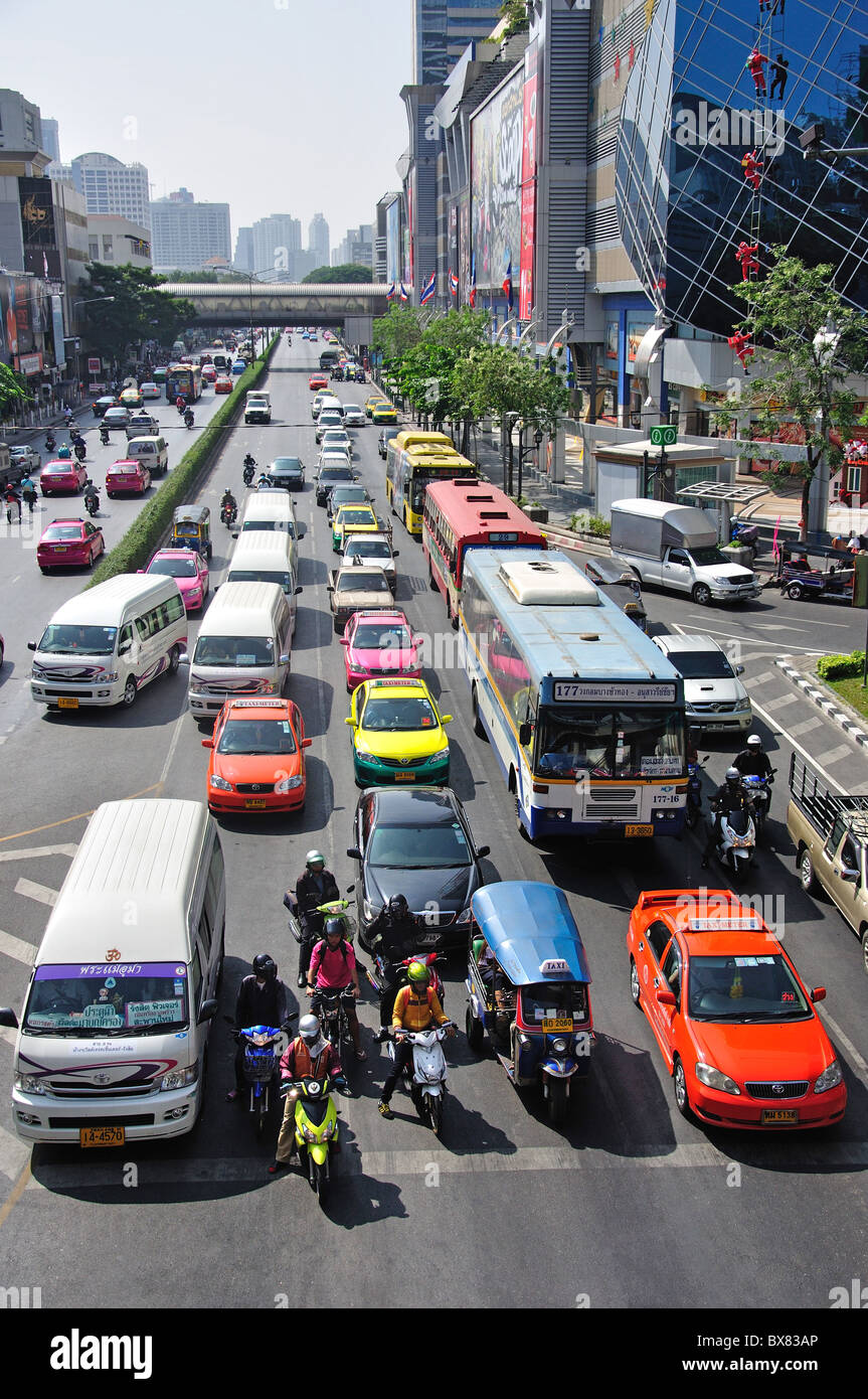Le trafic important sur Thanon Phaya Thai Road, Pathum Wan District, Bangkok, Thaïlande Banque D'Images