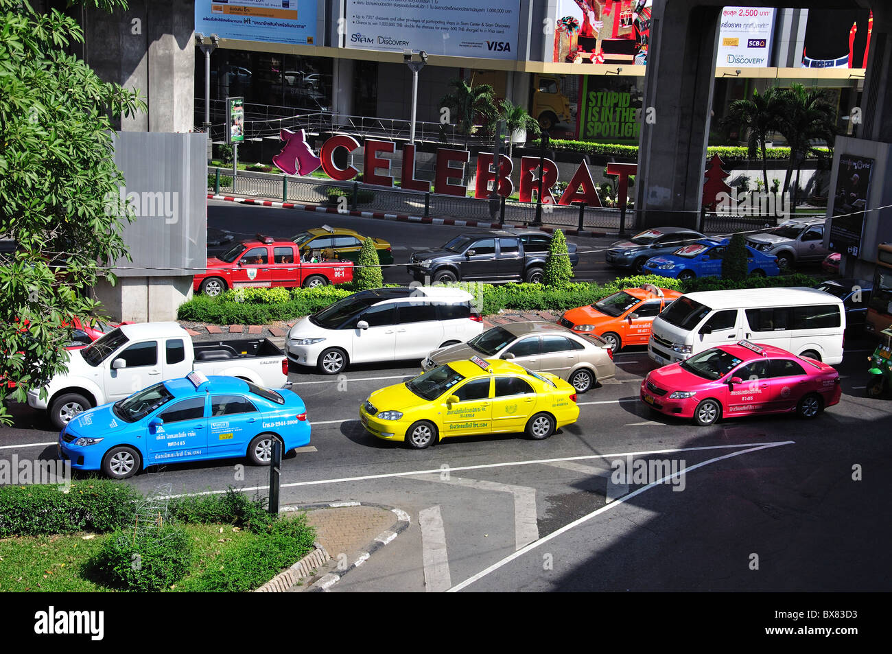 Le trafic important sur Thanon Rama I Road, Pathum Wan District, Bangkok, Thaïlande Banque D'Images