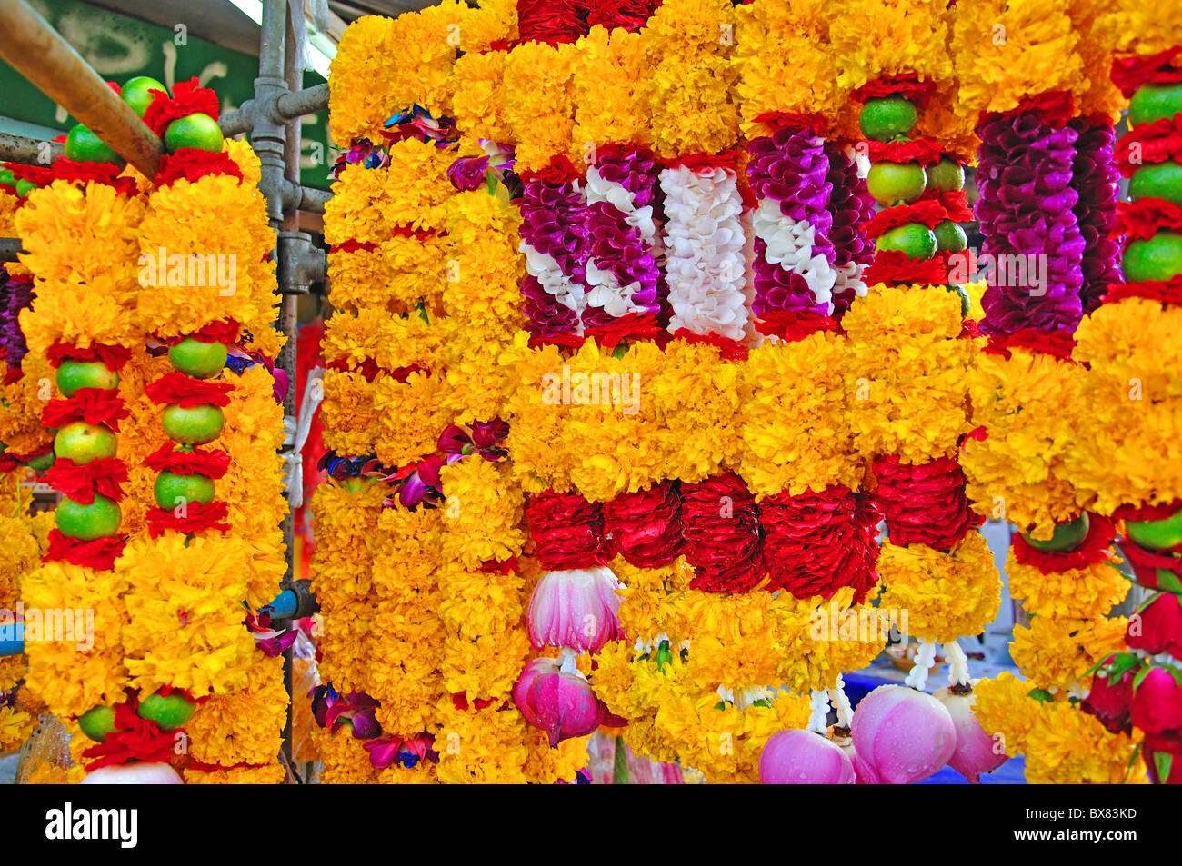 Des guirlandes de fleurs à vendre, quartier Silom, Bang Rak, Bangkok, Thaïlande Banque D'Images