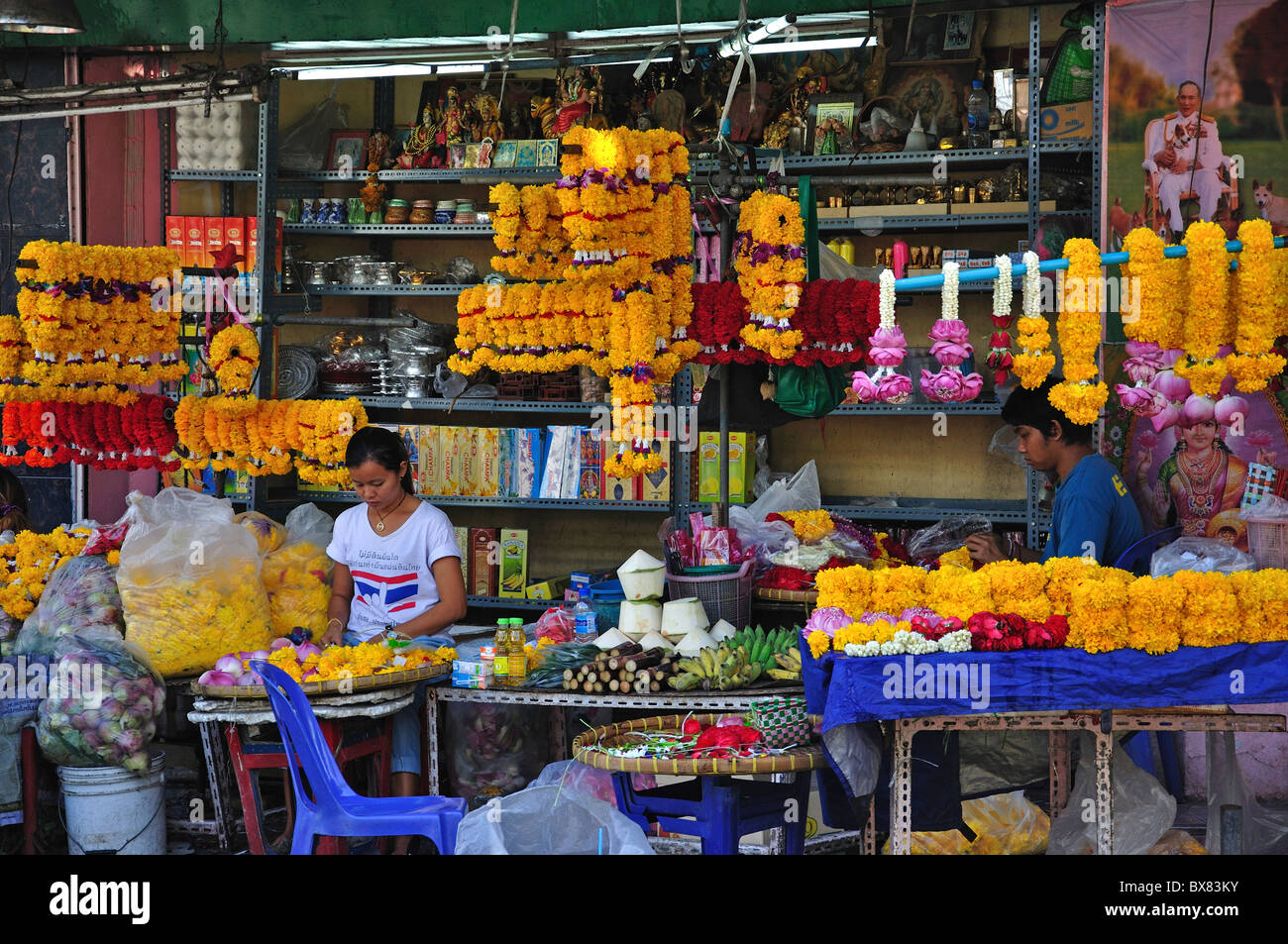 Des guirlandes de fleurs à vendre, quartier Silom, Bang Rak, Bangkok, Thaïlande Banque D'Images