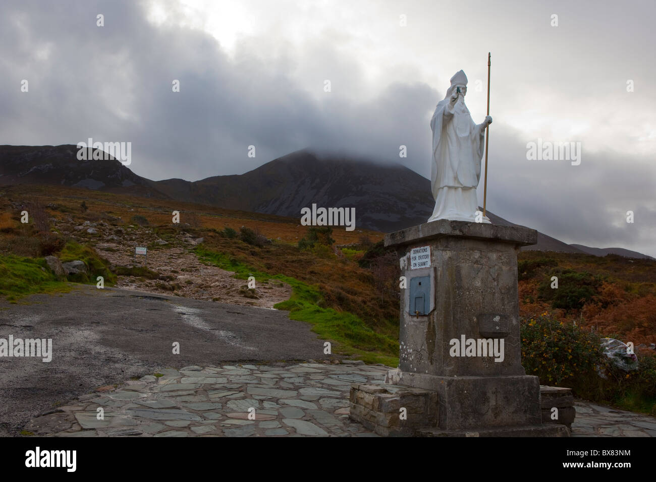 Statue de Saint Patrick sur le chemin du pèlerin de la montagne Croagh Patrick, de Mayo, dans l'ouest de l'Irlande. Banque D'Images