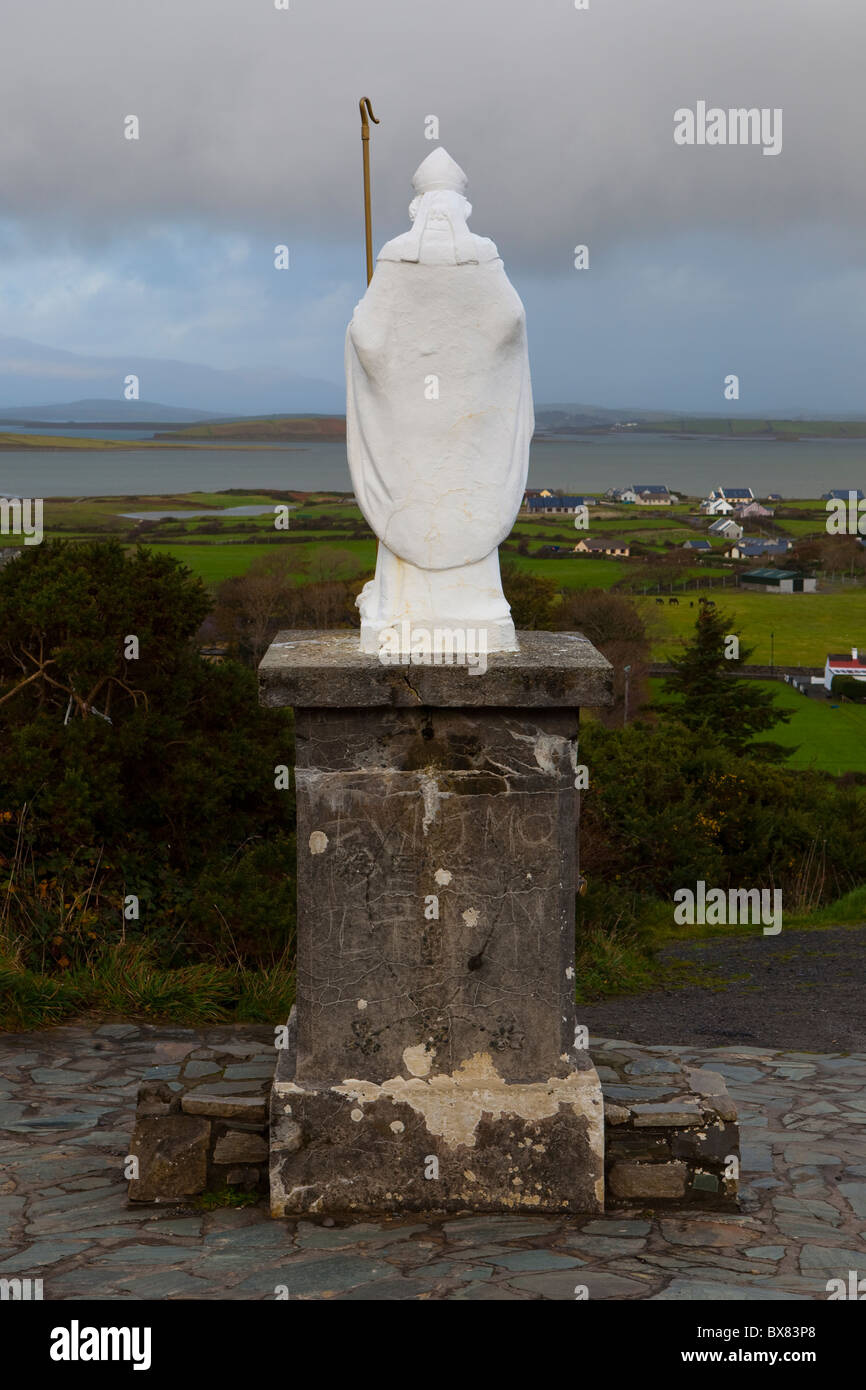 Statue de Saint Patrick sur Clew Bay, sur le chemin du pèlerin de la montagne Croagh Patrick, de Mayo, dans l'ouest de l'Irlande. Banque D'Images