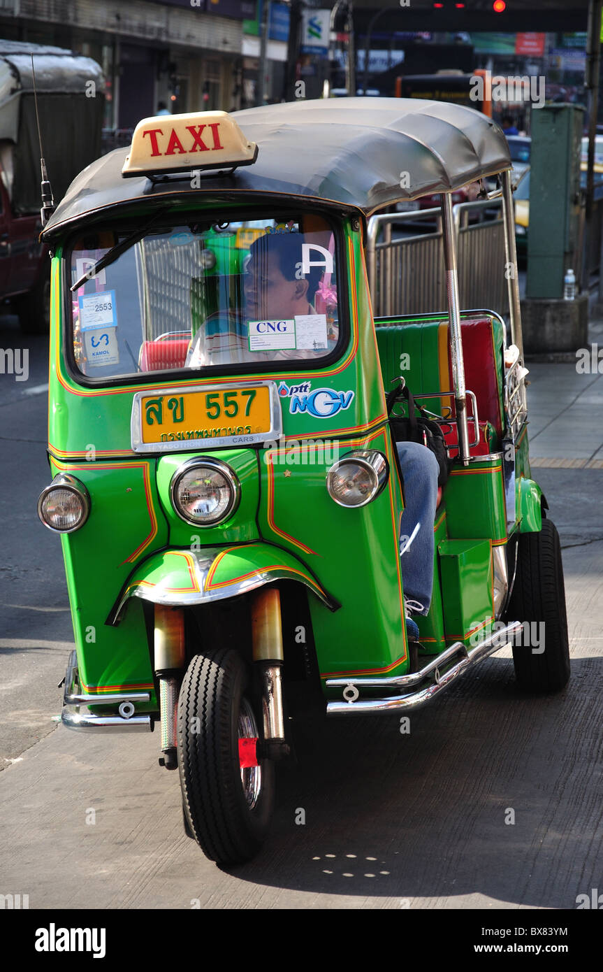 Tuk-tuk, taxi sur la rue Silom, Bang Rak District, Bangkok, Thaïlande Banque D'Images