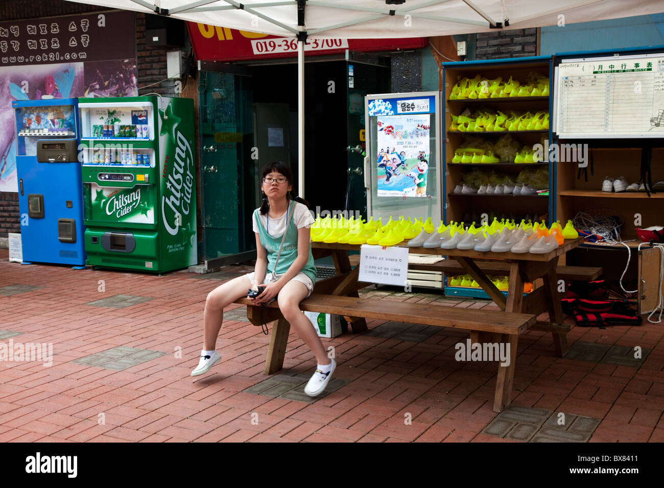 Shop assistant est en attente de clients à un magasin de location de matériel de sport en Corée du Sud, Yeongwol Banque D'Images