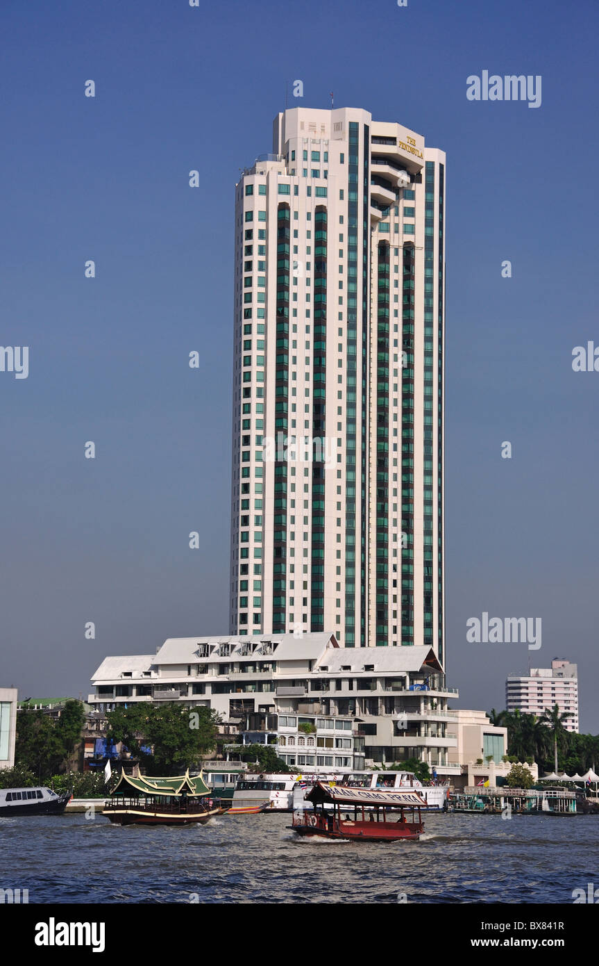 L'hôtel Peninsula à travers la rivière Chao Phraya, District Khlong Sarn Bangkok, Thaïlande Banque D'Images