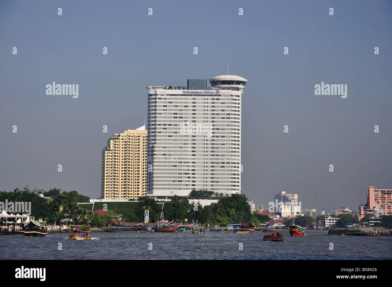 Milennium Hilton Hotel à travers la rivière Chao Phraya, District Khlong Sarn Bangkok, Thaïlande Banque D'Images