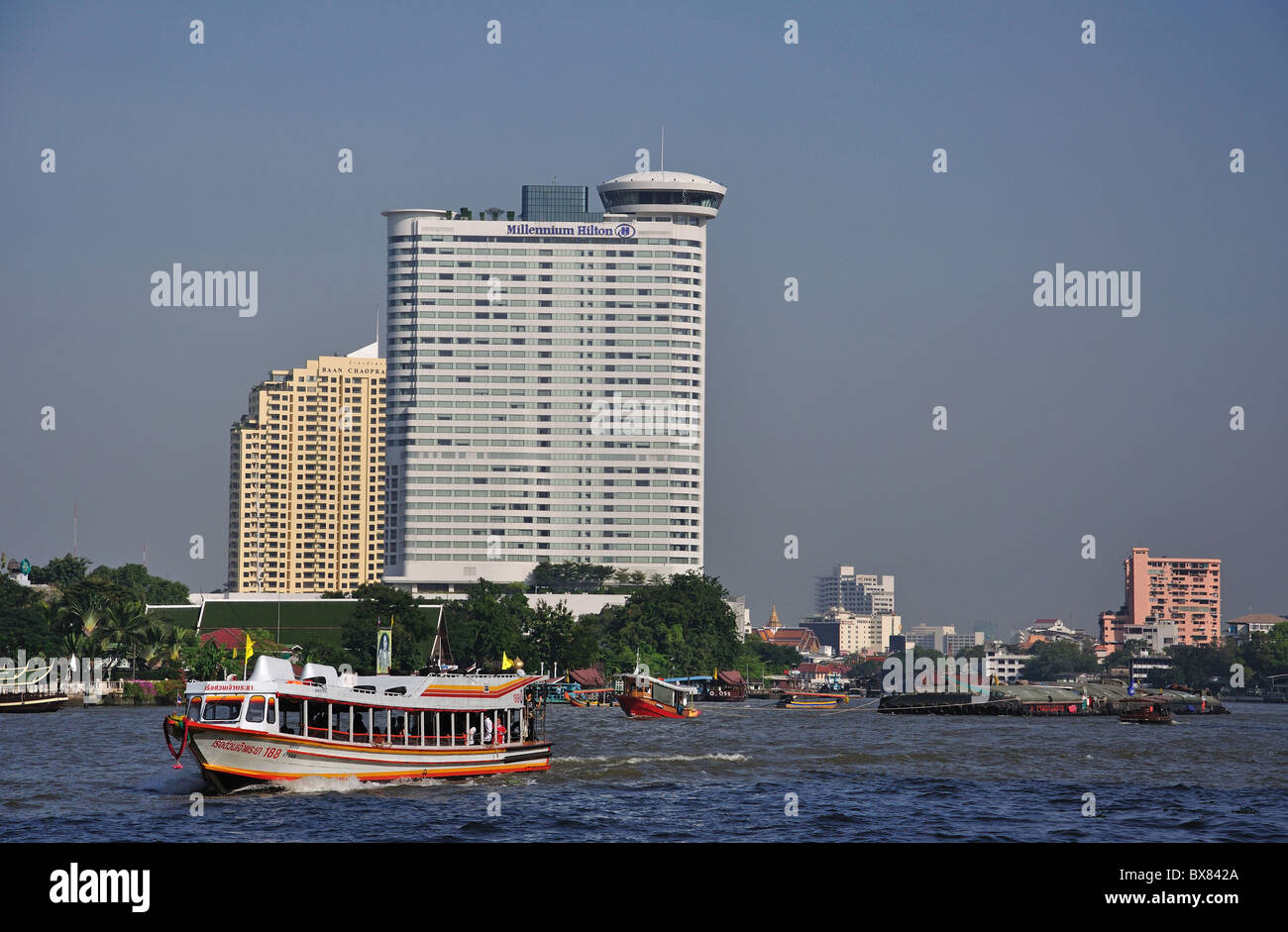 Milennium Hilton Hotel à travers la rivière Chao Phraya, District Khlong Sarn Bangkok, Thaïlande Banque D'Images