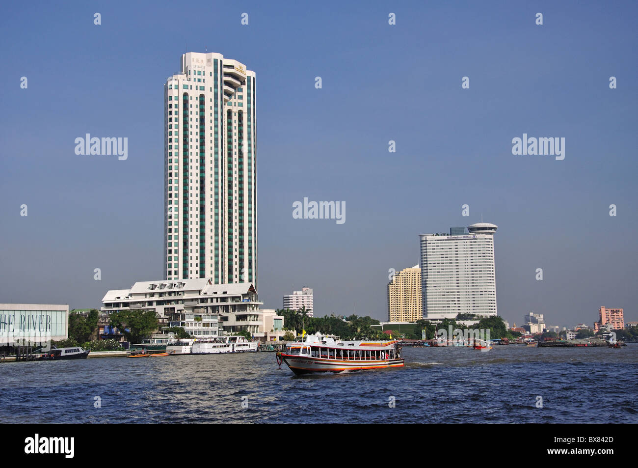 La Péninsule et les hôtels Hilton à travers la rivière Chao Phraya, District Khlong Sarn Bangkok, Thaïlande Banque D'Images