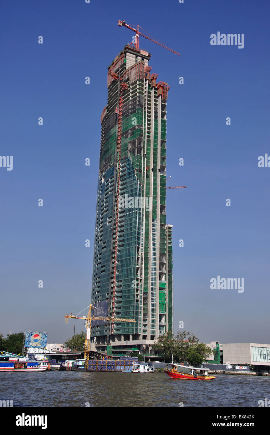 De nouveaux gratte-ciel en construction à travers la rivière Chao Phraya, Khlong San District, Bangkok, Thaïlande Banque D'Images