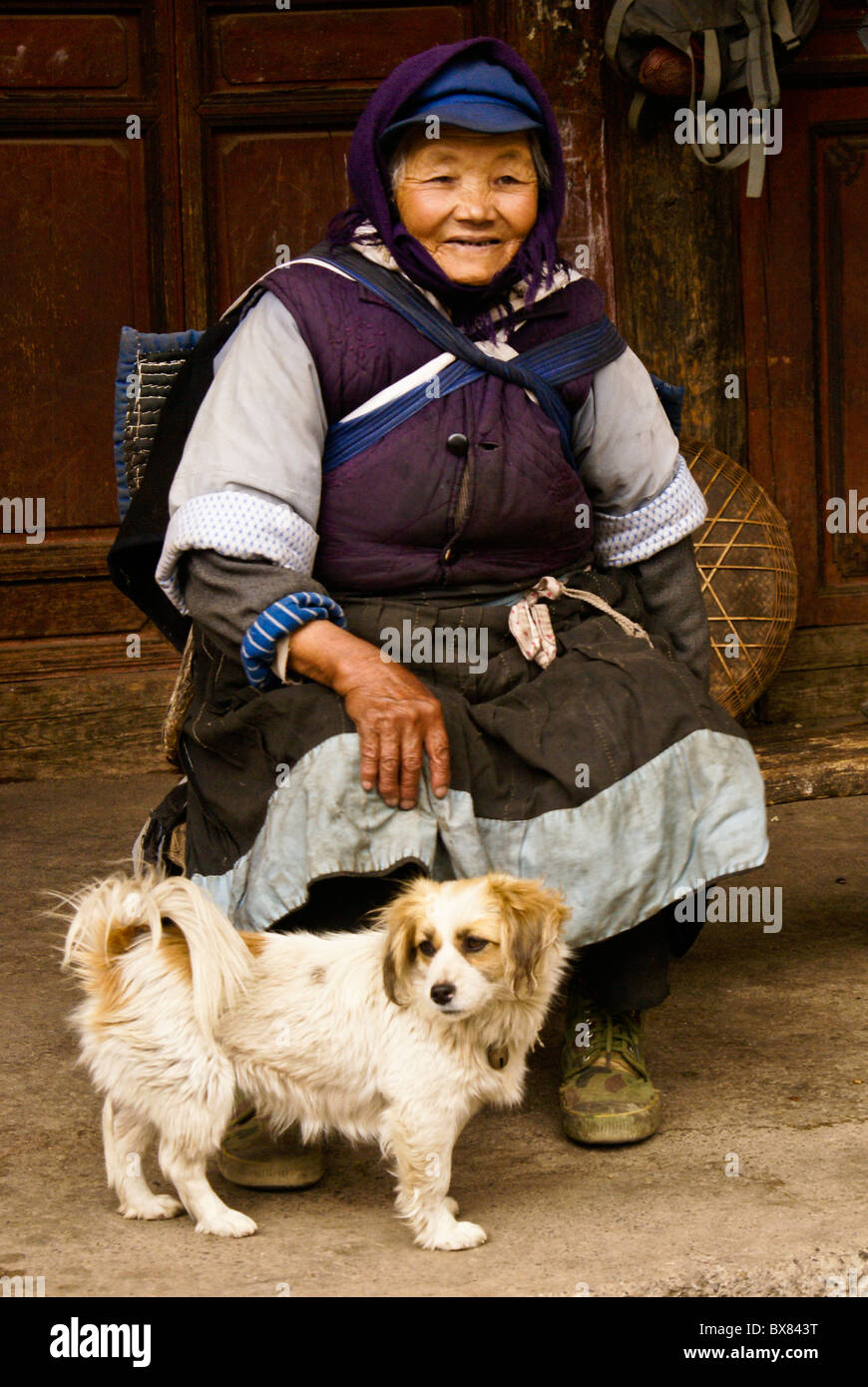 Vieille Femme Naxi avec chien, village Yuhu, Yunnan, Chine Banque D'Images