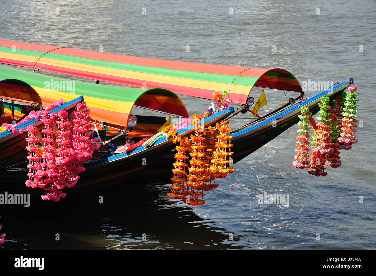 Décorées bateaux de rivière sur la rivière Chao Phraya, Bang Rak District, Bangkok, Thaïlande Banque D'Images
