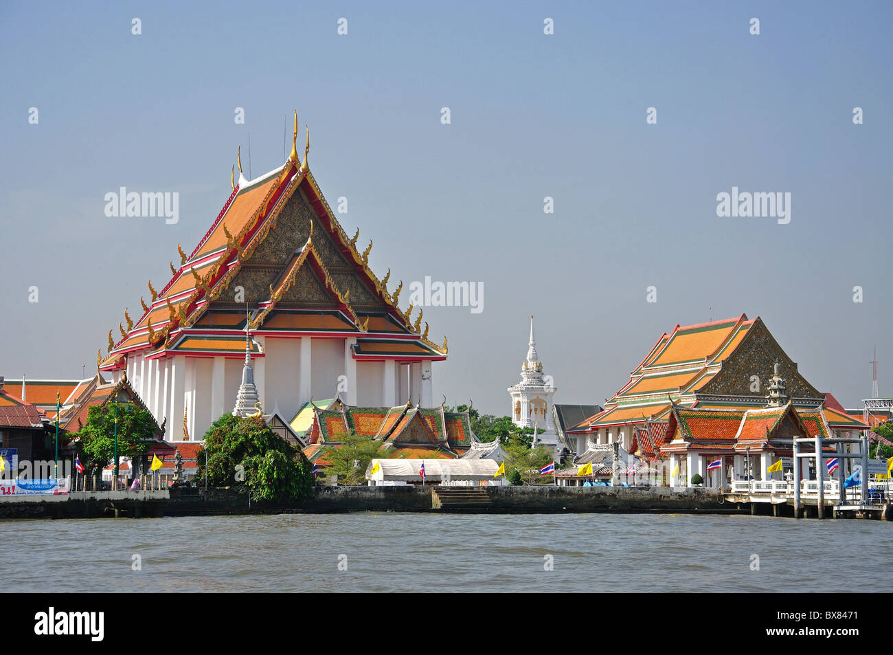 Des temples sur la rivière Chao Phraya, Bangkok Yai District, Bangkok, Thaïlande Banque D'Images