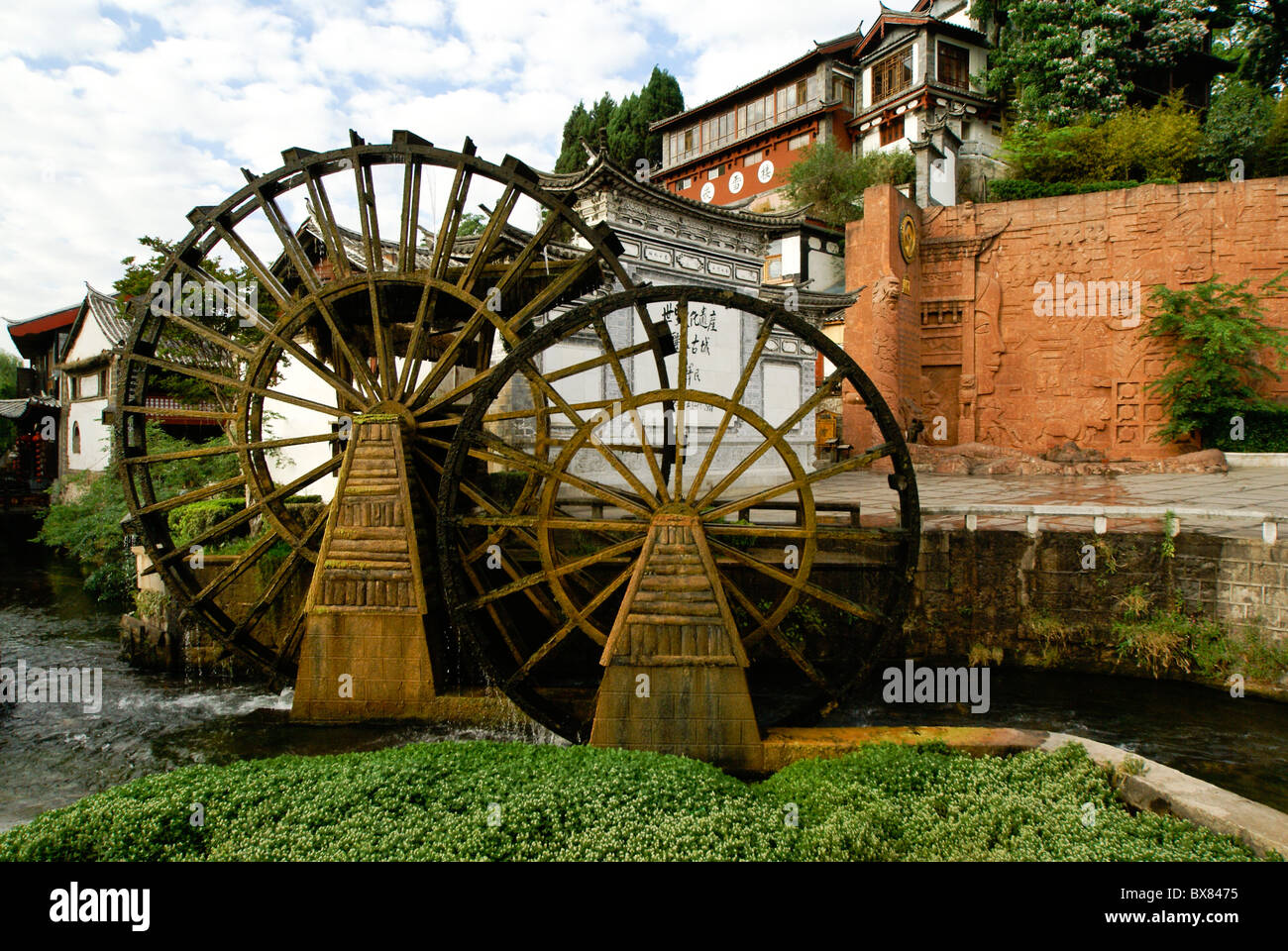 Les roues de l'eau dans la vieille ville de Lijiang (Dayan), Yunnan, Chine Banque D'Images