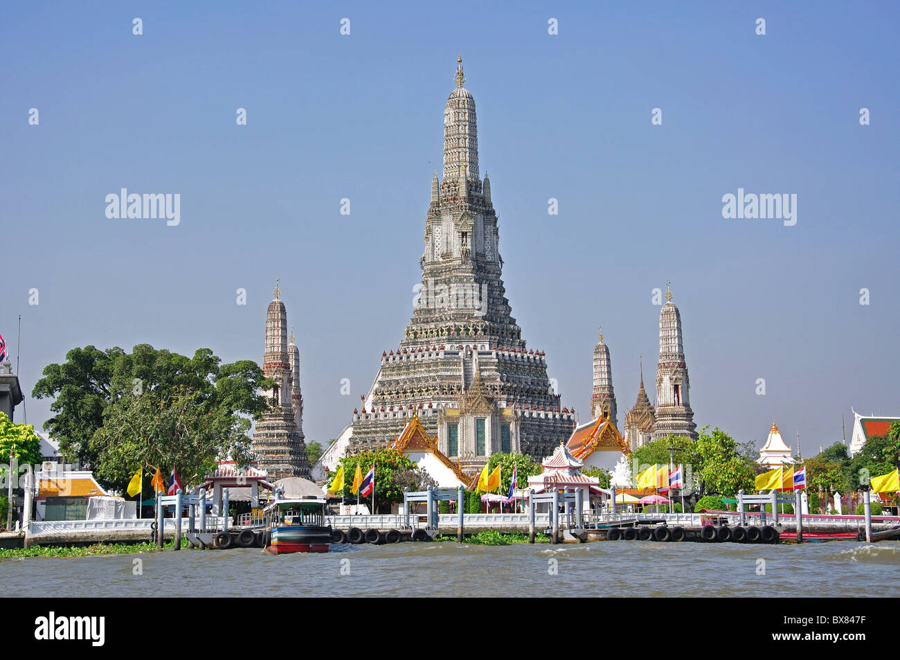 Rajwararam Wat Arun (Temple de l'aube) par la rivière Chao Phraya, Bangkok Yai District, Bangkok, Thaïlande Banque D'Images