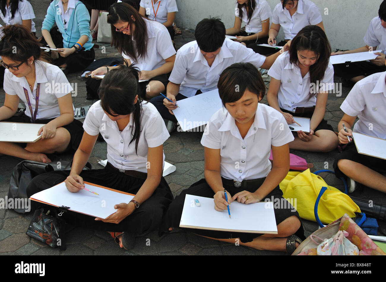 Les élèves de l'école en dehors des croquis du Grand Palais et du quartier Rattanakosin, Bangkok, Thaïlande Banque D'Images