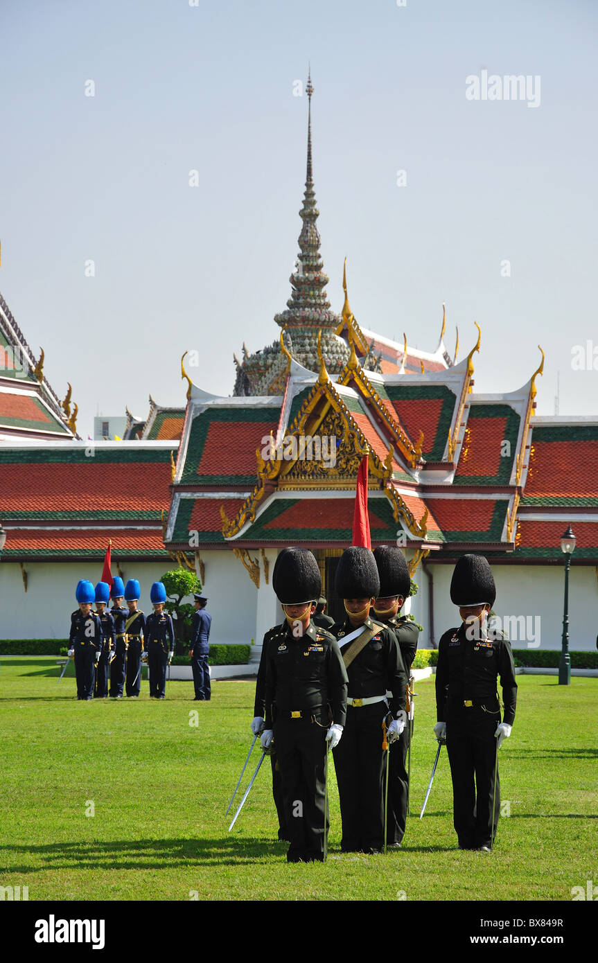 Garde royale défilant à l'extérieur du Grand Palais et Rattanakosin, Bangkok, Thaïlande Banque D'Images