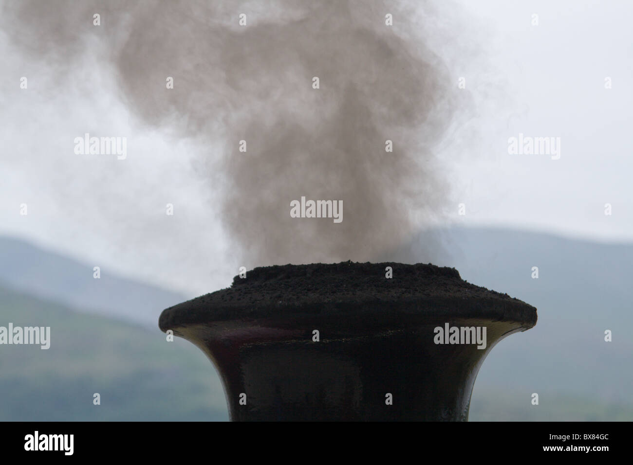 La fumée s'élève de la cheminée d'un train à vapeur sur le chemin de fer du lac Llanberis Banque D'Images