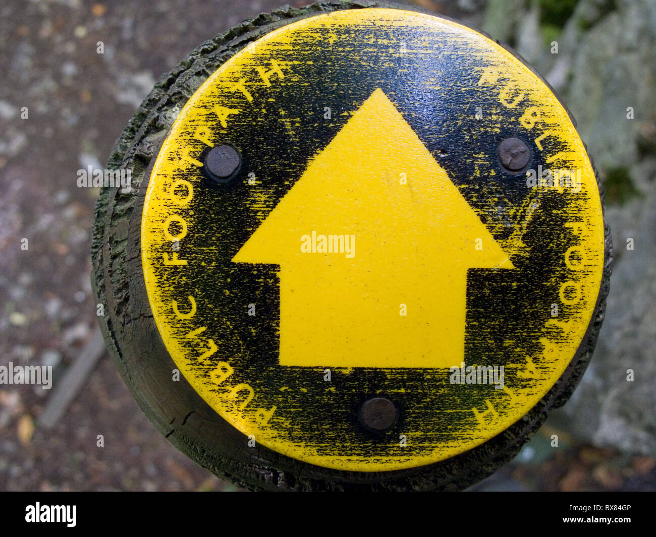 Un sentier public signer sur le dessus d'un poste est bien usé sur les bords, mais toujours clairement montre la voie Banque D'Images