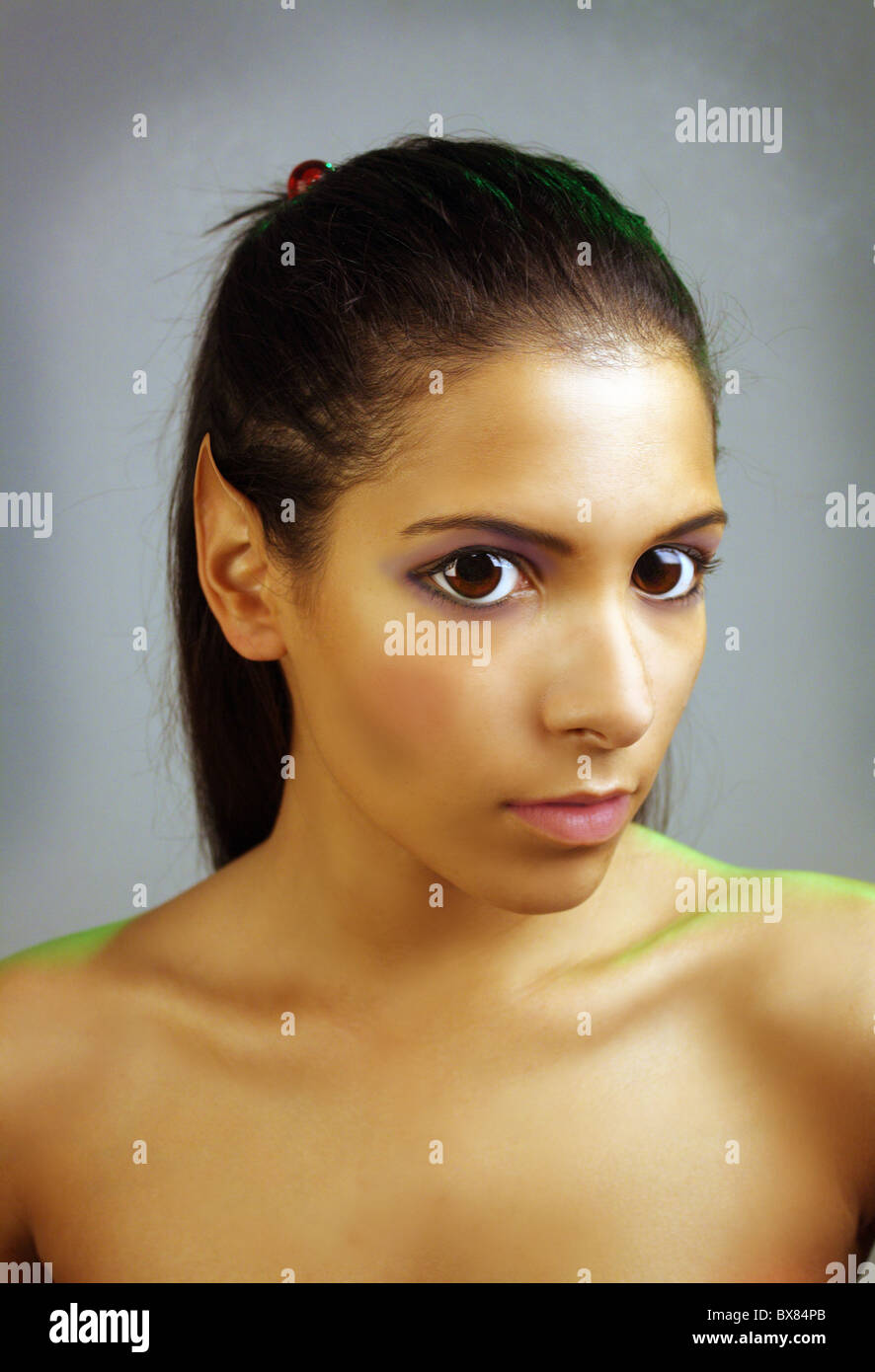 Close-up of a lovely young Latina ou fée nymphe avec des oreilles pointues et de grands yeux. Banque D'Images