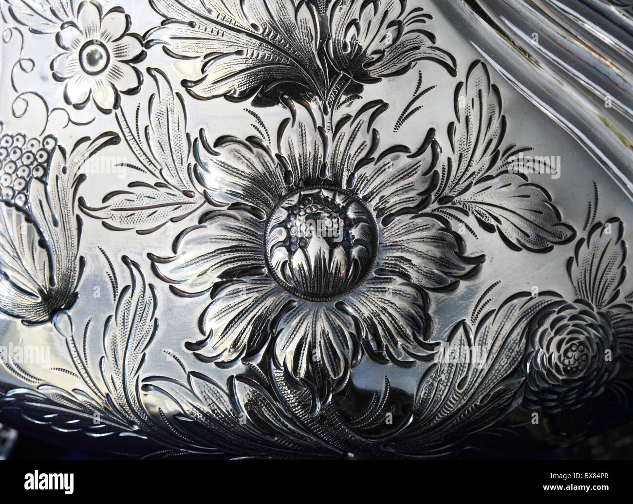 Détail d'un design floral sur une antique silver pitcher Banque D'Images