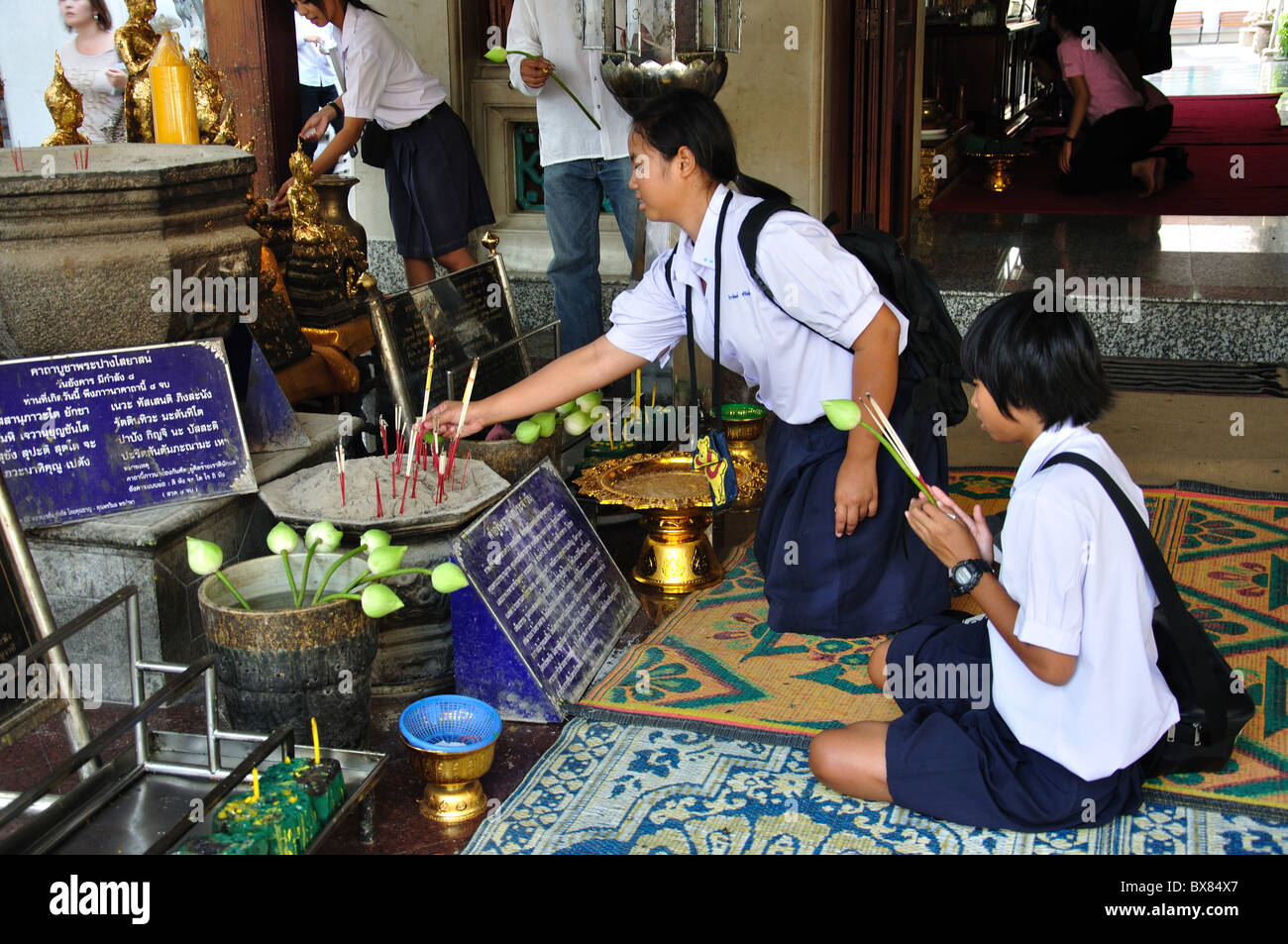 Ecolières à temple, Wat Pho, Temple de l'île Rattanakosin, Bangkok, Thaïlande Banque D'Images