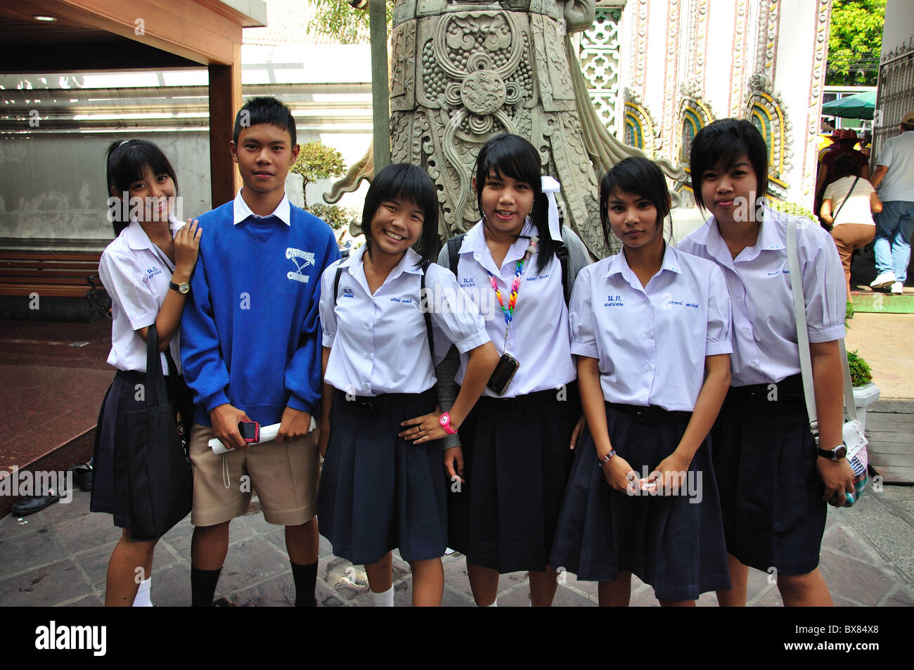 Groupe d'élèves de l'école, le Wat Pho, Temple de l'île Rattanakosin, Bangkok, Thaïlande Banque D'Images