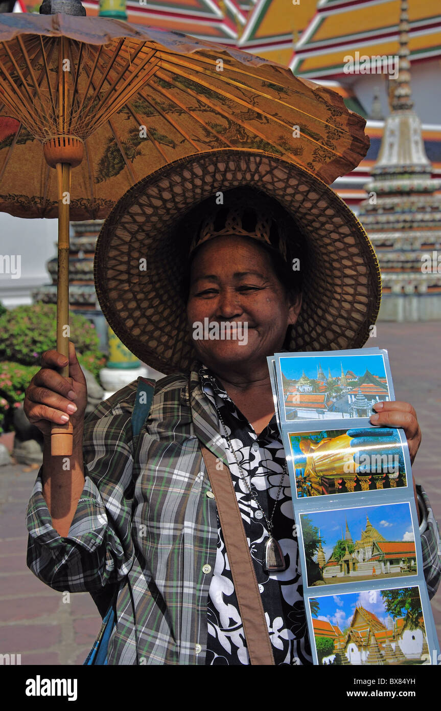 Carte postale femme vendeur, Wat Pho, Temple de l'île Rattanakosin, Bangkok, Thaïlande Banque D'Images