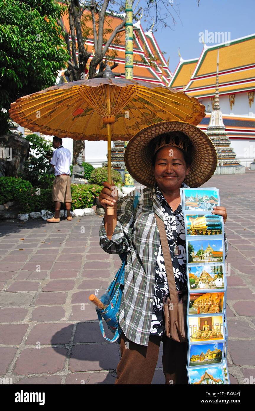 Carte postale femme vendeur, Wat Pho, Temple de l'île Rattanakosin, Bangkok, Thaïlande Banque D'Images