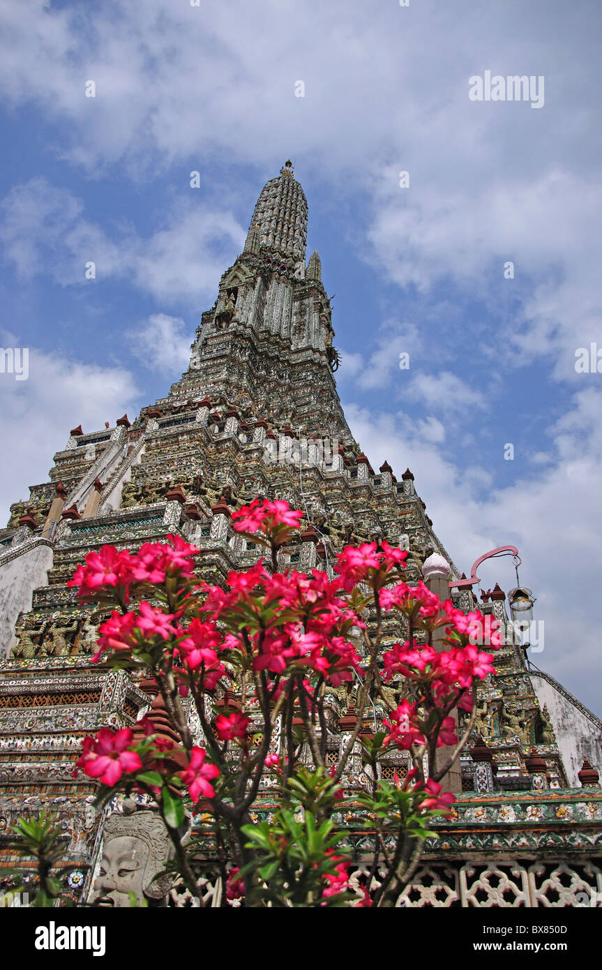 Wat Arun, Le Temple de l'aube, sur la rive ouest de la rivière Chao Phraya, Thon buri District, Bangkok, Thaïlande Banque D'Images