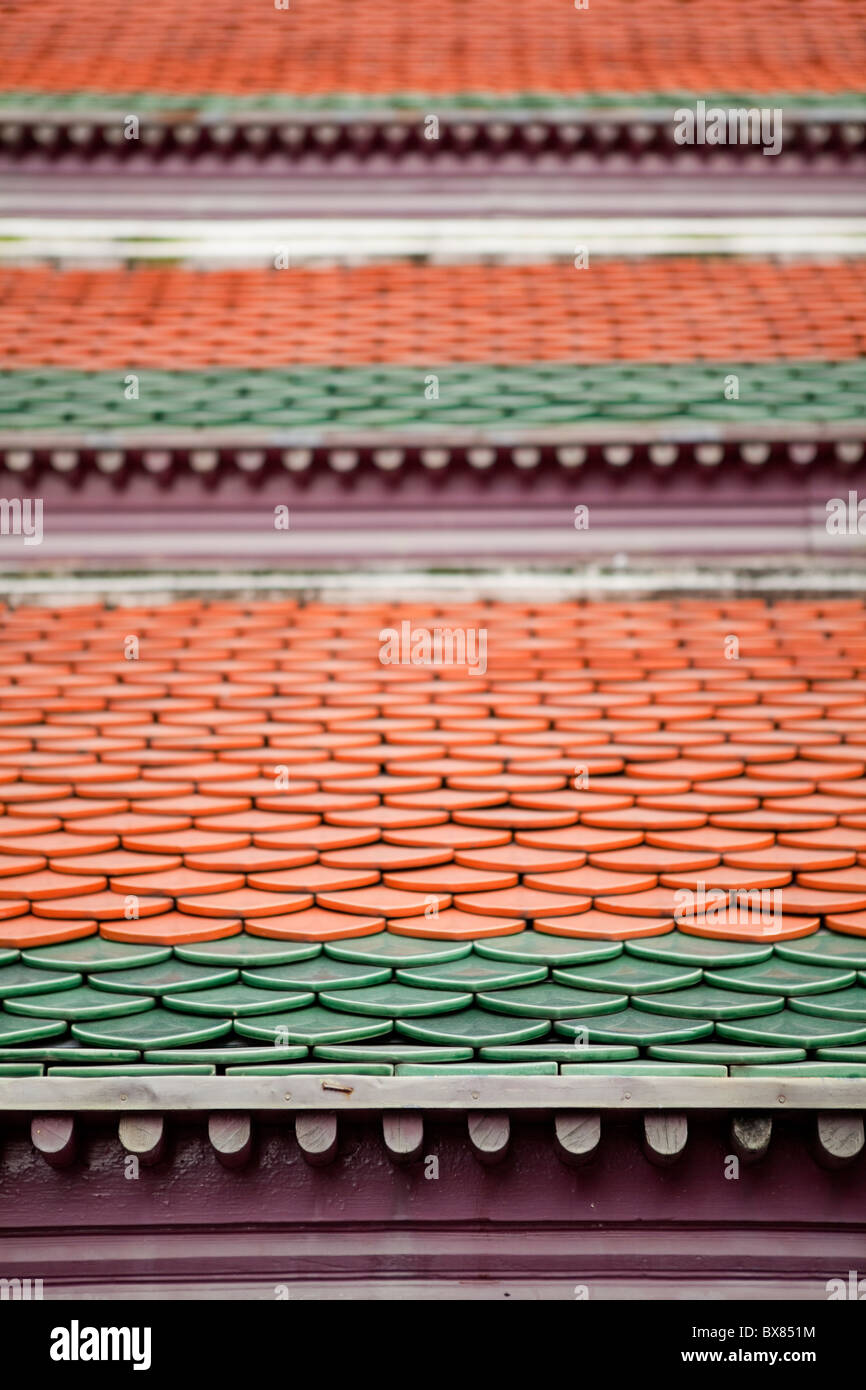 Toit de tuiles orange et verte dans le grand palais en Thaïlande Banque D'Images