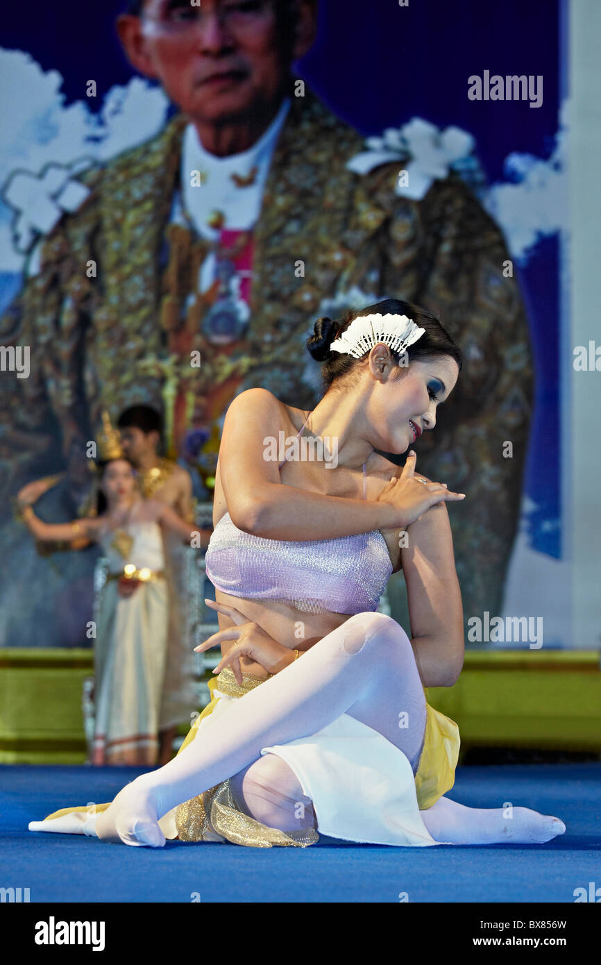 Thaïlande dancer sur scène avec une image de la Thai King dans l'arrière-plan. S. E. Asie Thaïlande Banque D'Images