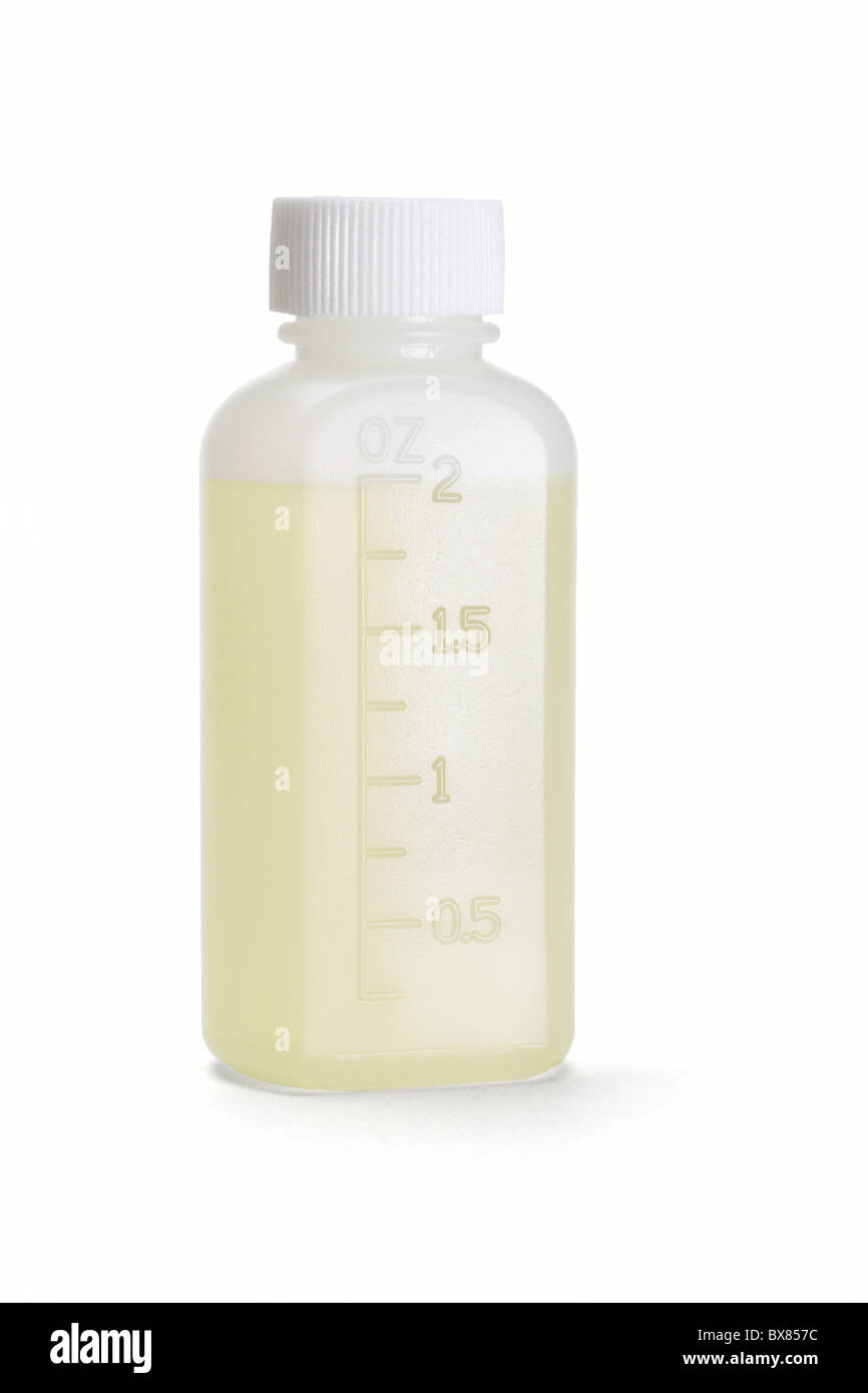 Médicament liquide jaune dans la bouteille en plastique sur fond blanc Banque D'Images