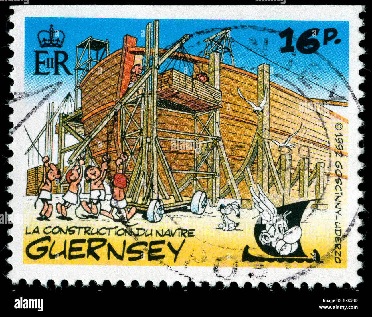 Timbre-poste pour Guernesey avec cartoon dessin d'un bateau en bois en construction Banque D'Images