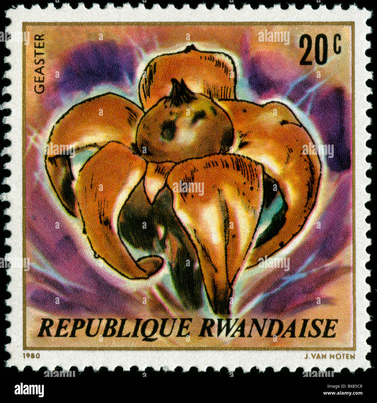 Numérisation haute résolution de vieux timbres en provenance du Rwanda sur fond noir. Banque D'Images