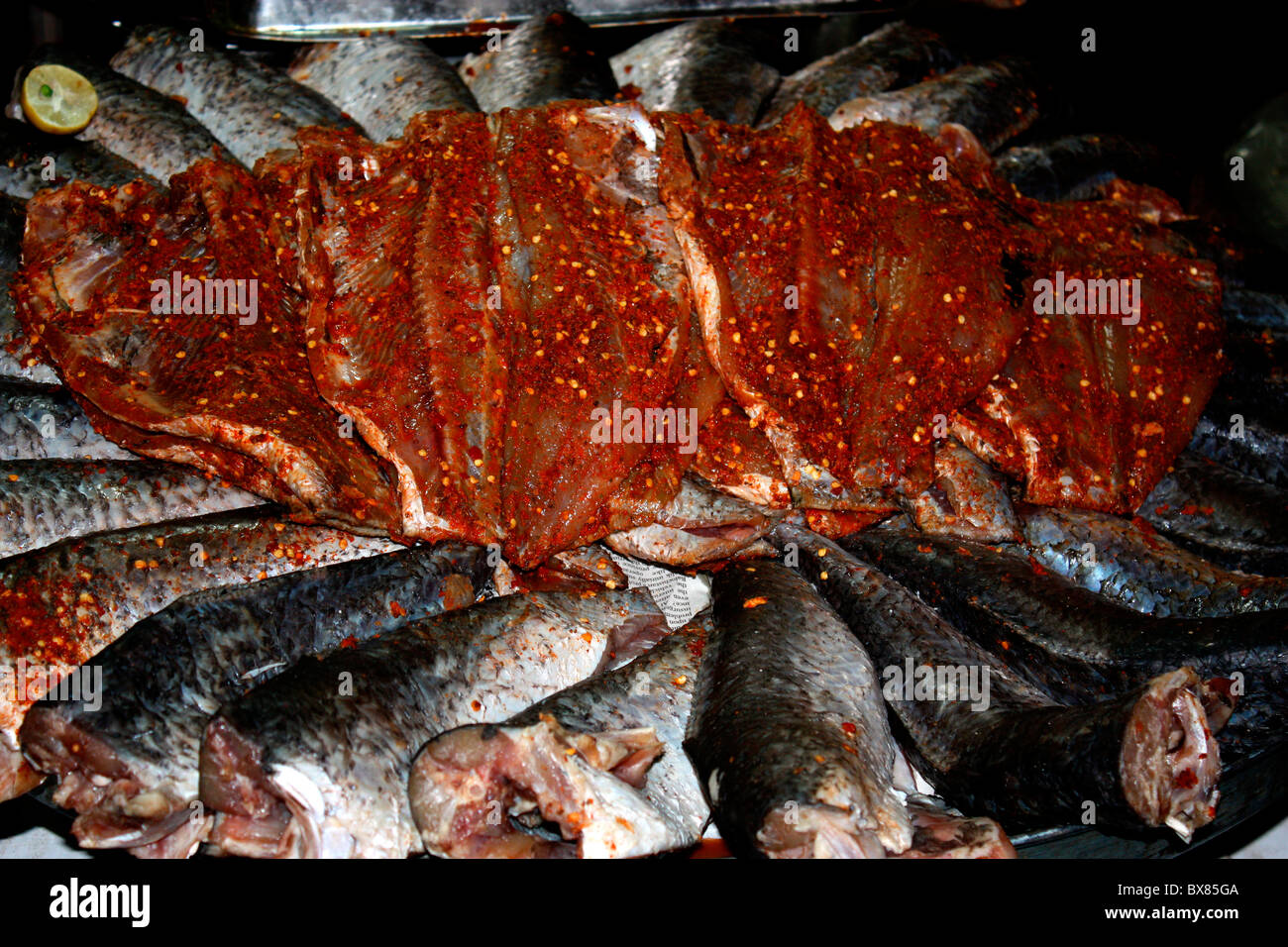 Marianated le poisson sur l'affichage dans un côté route food de Muree, Pakistan Banque D'Images