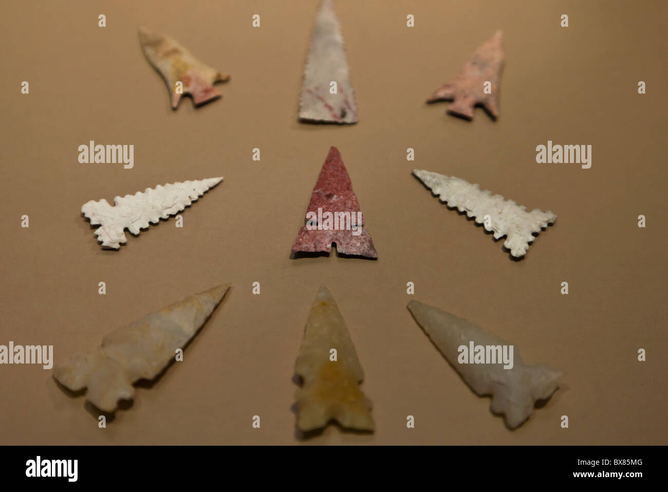 Dentelées et points de flèches encochées ou laissé par le Mississippien culture à Cahokia Mounds State Historic Site, dans l'Illinois. Banque D'Images