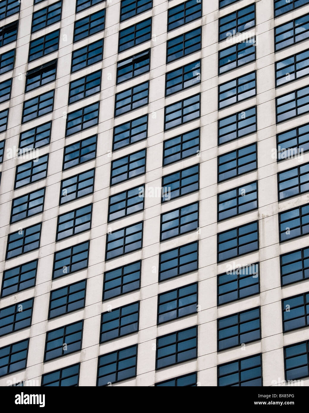Fenêtres dans un immeuble de bureaux à Kuala Lumpur en Malaisie. Photo par Gordon 1928 Banque D'Images