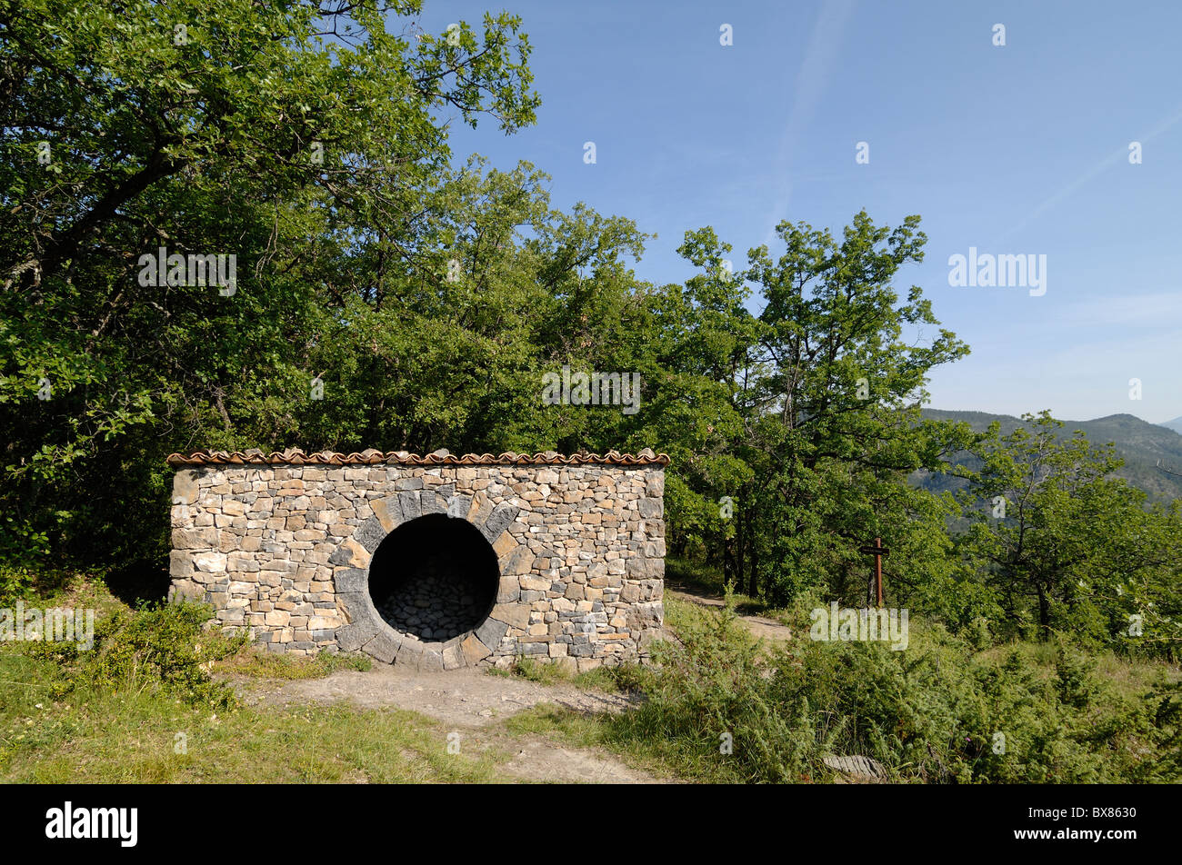 Andy Goldsworthy, Stone Sculpture Land Art, Refuge d'art ou cabane en pierre sèche à l'ouverture circulaire, près de Digne, Provence, France Banque D'Images