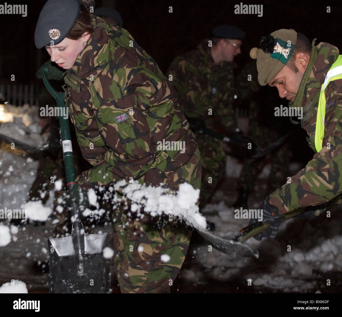 Les membres des Forces canadiennes aident à HM dégager les rues de la neige à Edimbourg après la chute de neige la plus lourde depuis 1965 Banque D'Images
