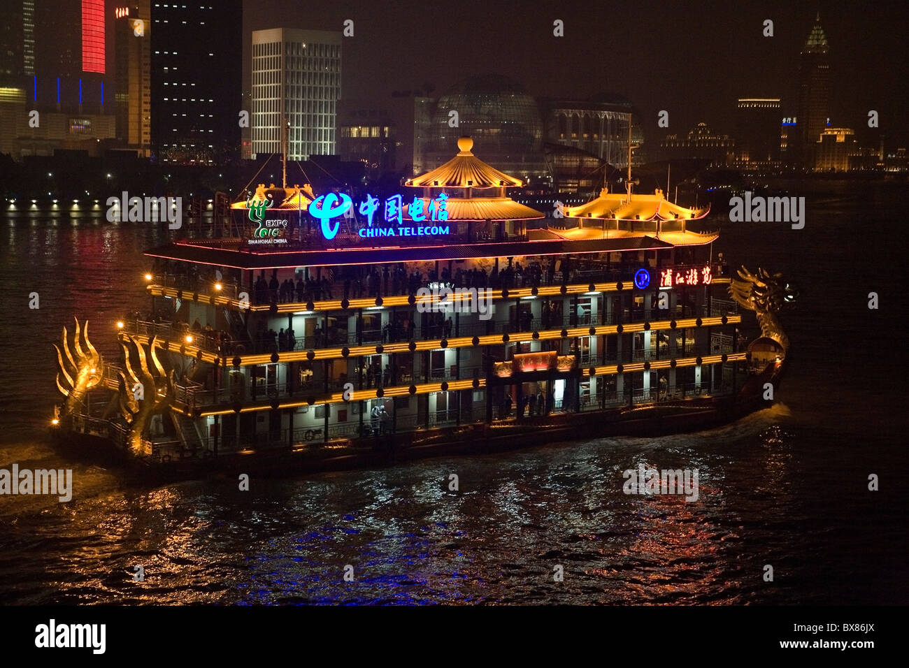 Chine Shanghai bateau restaurant sur la rivière Huangpu Banque D'Images