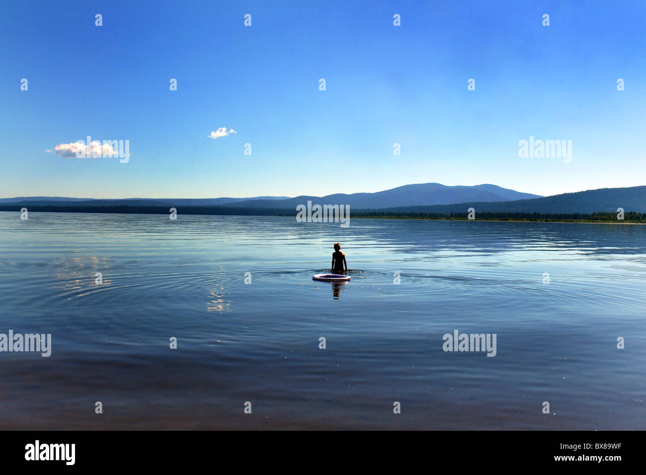 Un garçon baigne dans l'eau pour refroidir, Lake Almanor, California USA Banque D'Images