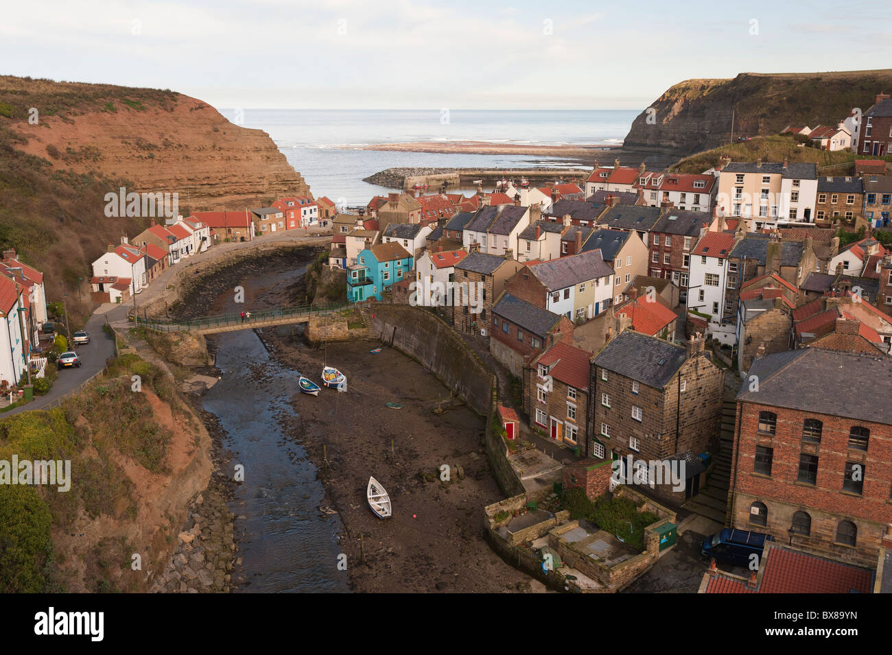 Staithes, sur la côte est de Yorkshire, Angleterre, est un endroit formidable à visiter sur une journée ensoleillée. La rivière Esk traverse Staithes à la mer. Banque D'Images