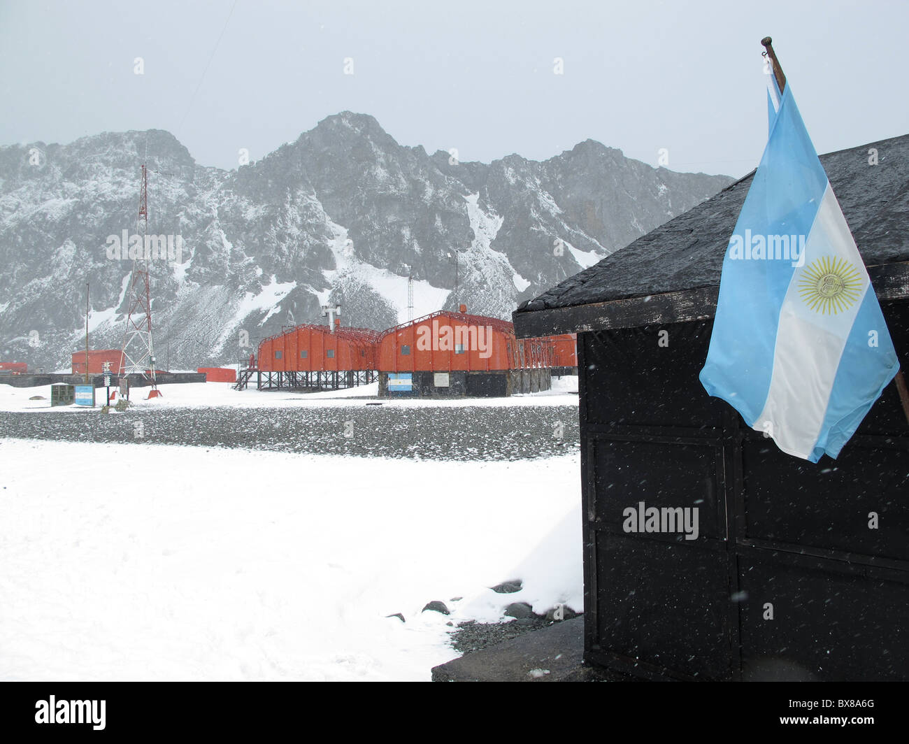 Drapeau argentin au musée de Orcadas station de recherche polaire (Argentine), Laurie Island, îles Orcades du Sud, l'Antarctique Banque D'Images