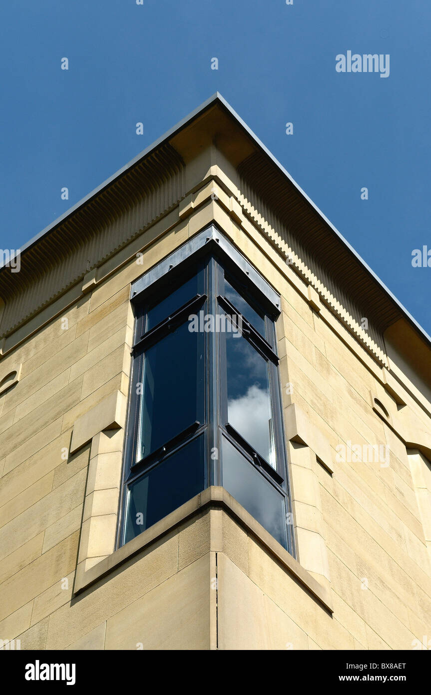 Architecture bâtiment verre fenêtre windows sky design urbain Construire construit des formes forme de coin Banque D'Images