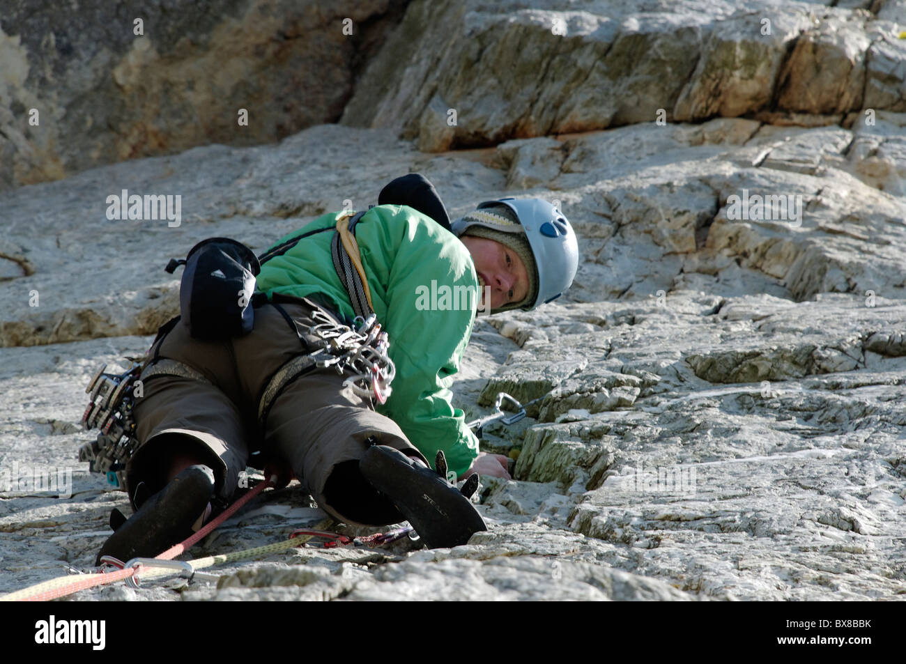 Un alpiniste à briser la barrière, E1 5b, Holyhead Mountain. Banque D'Images