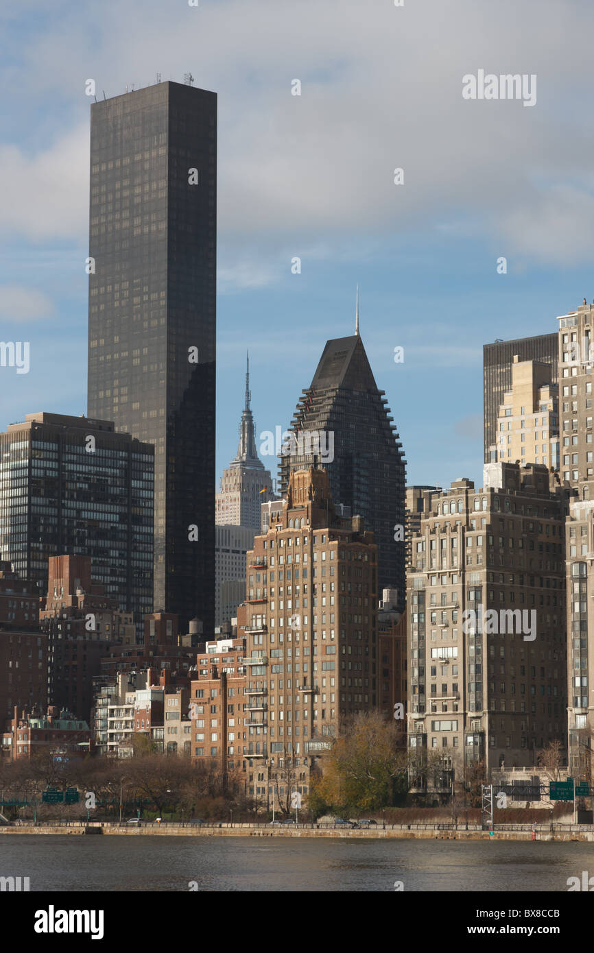 L'horizon de l'East Side de Manhattan, y compris le Trump World Tower, vue de Roosevelt Island à New York. Banque D'Images