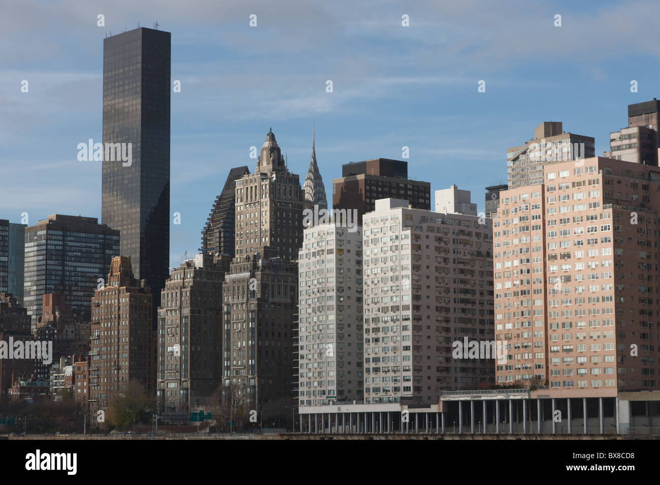 L'horizon de l'East Side de Manhattan, y compris le Trump World Tower, vue de Roosevelt Island à New York. Banque D'Images