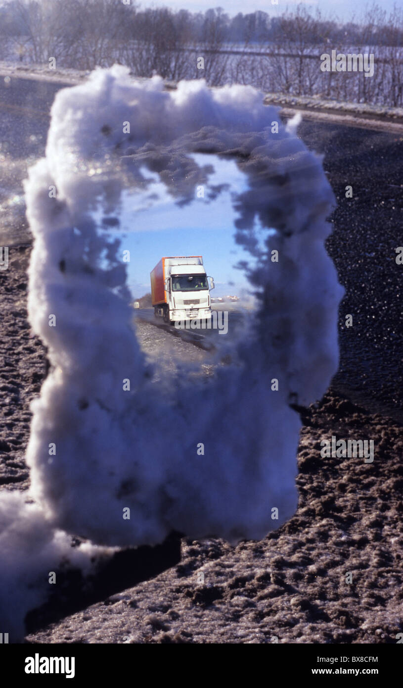 Camion reflétée dans le rétroviseur du véhicule couvert de neige et de glace gelé voyagent en hiver neige sur route près de Leeds yorkshire uk Banque D'Images
