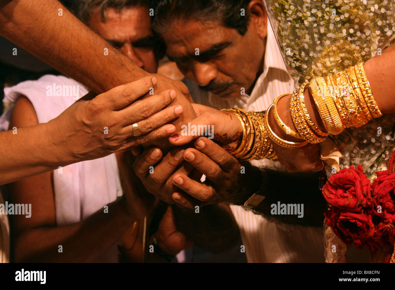 Cérémonie de mariage hindou au Kerala, en Inde. La cérémonie est appelée Kanyadaan. Banque D'Images