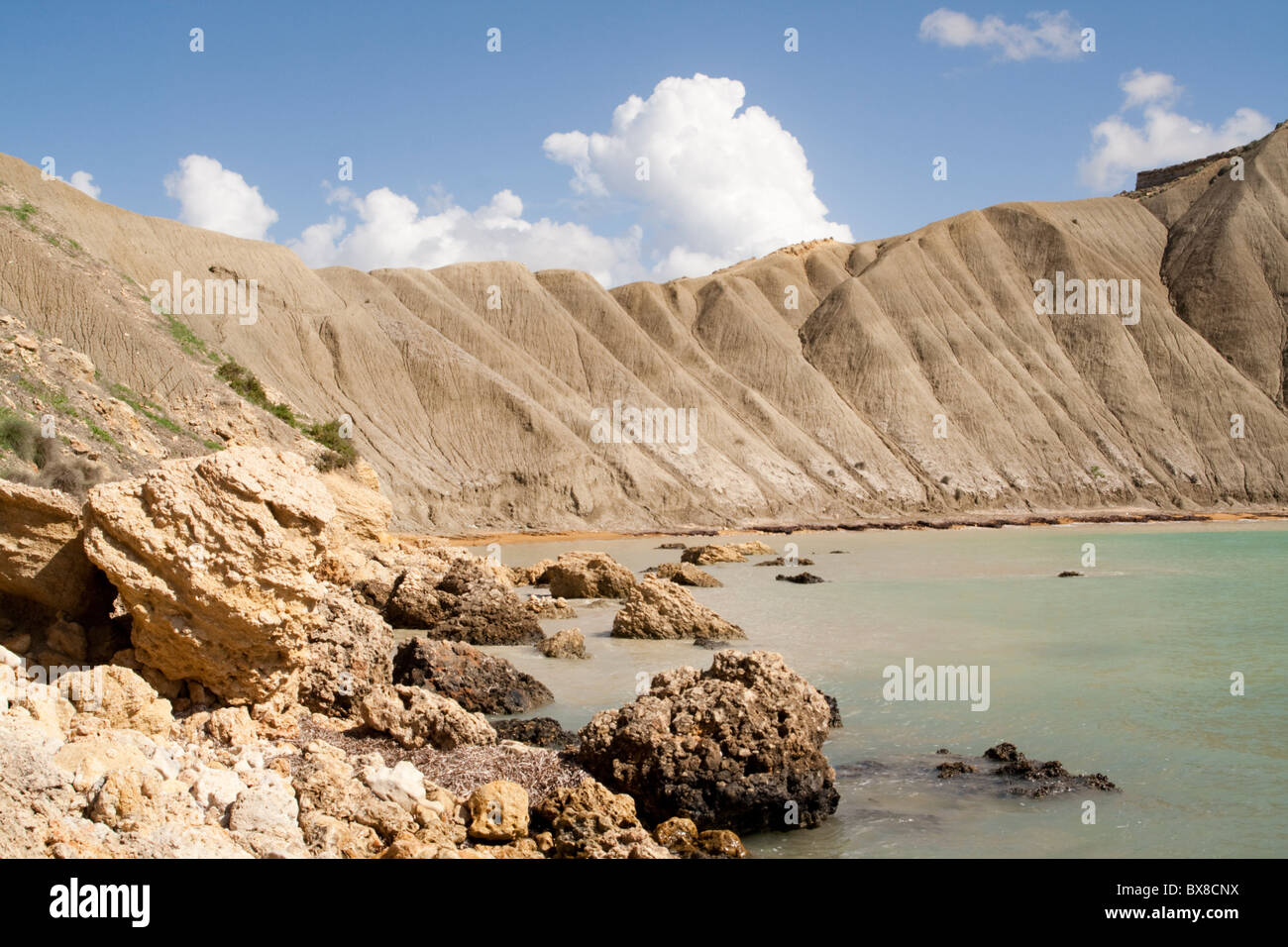 Voir l'ensemble du côté sud de Ghajn Tuffieha bay (côté nord de Gnejna bay) Malte Banque D'Images